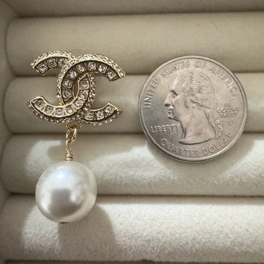 ✨ CHANEL Gold CC Logo Pearl & Crystal Statement Earrings✨ - Picture 8 of 9